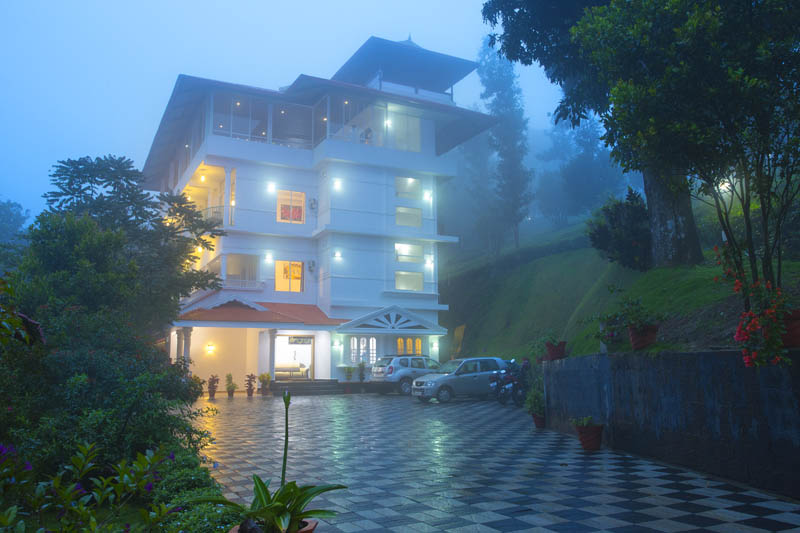 https://homesloc.com/uploads/1-Dreamcatcher-resort-munnar-evening-1745903984.jpg