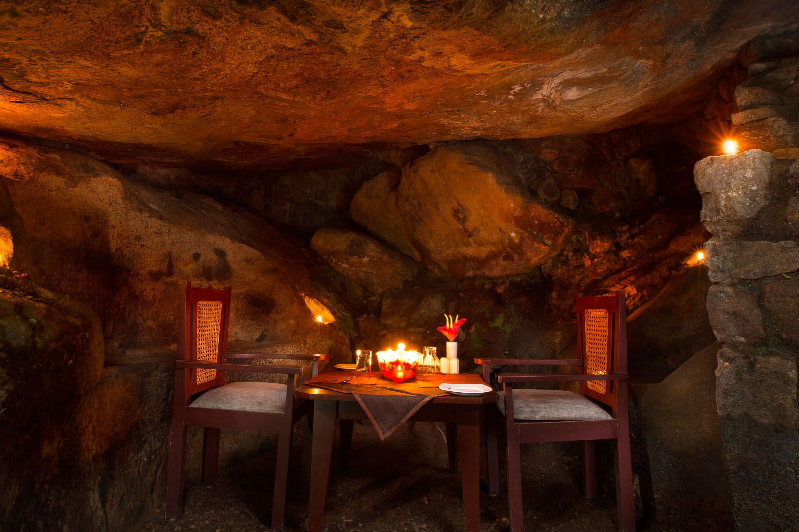 https://homesloc.com/uploads/candlelightdinner-1745576976.jpg