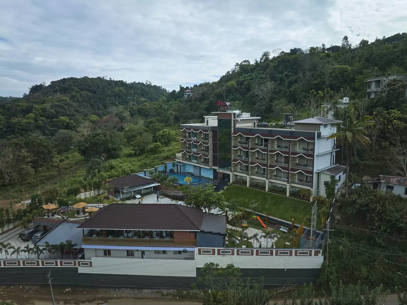 https://homesloc.com/uploads/eve-munnar-arial-view-10-1741600794.webp